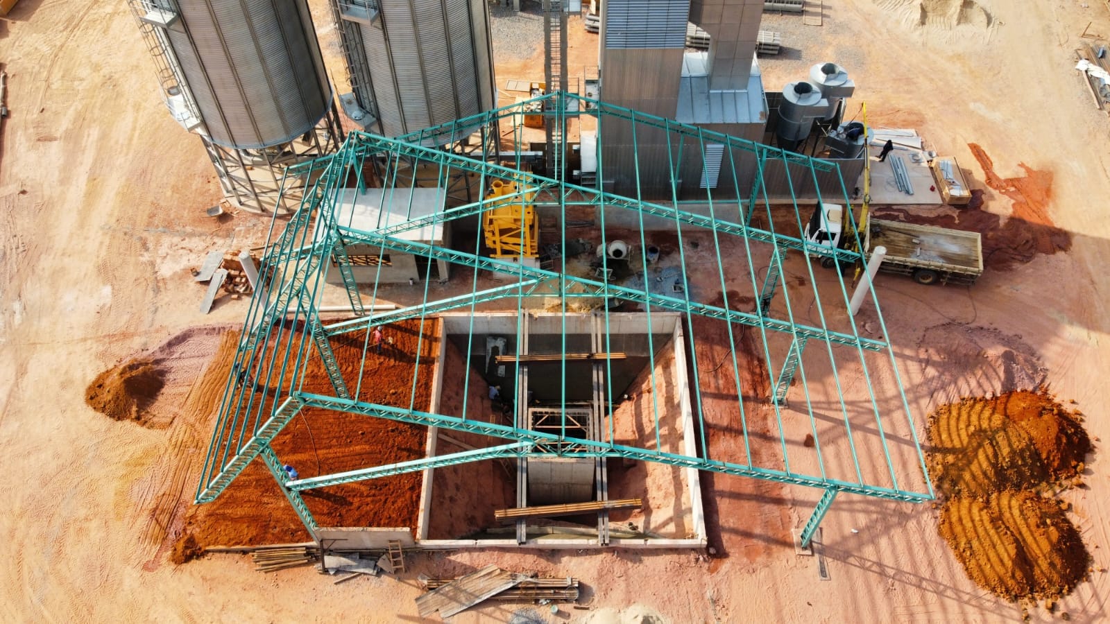 Estrutura metálica da moega com silos ao lado