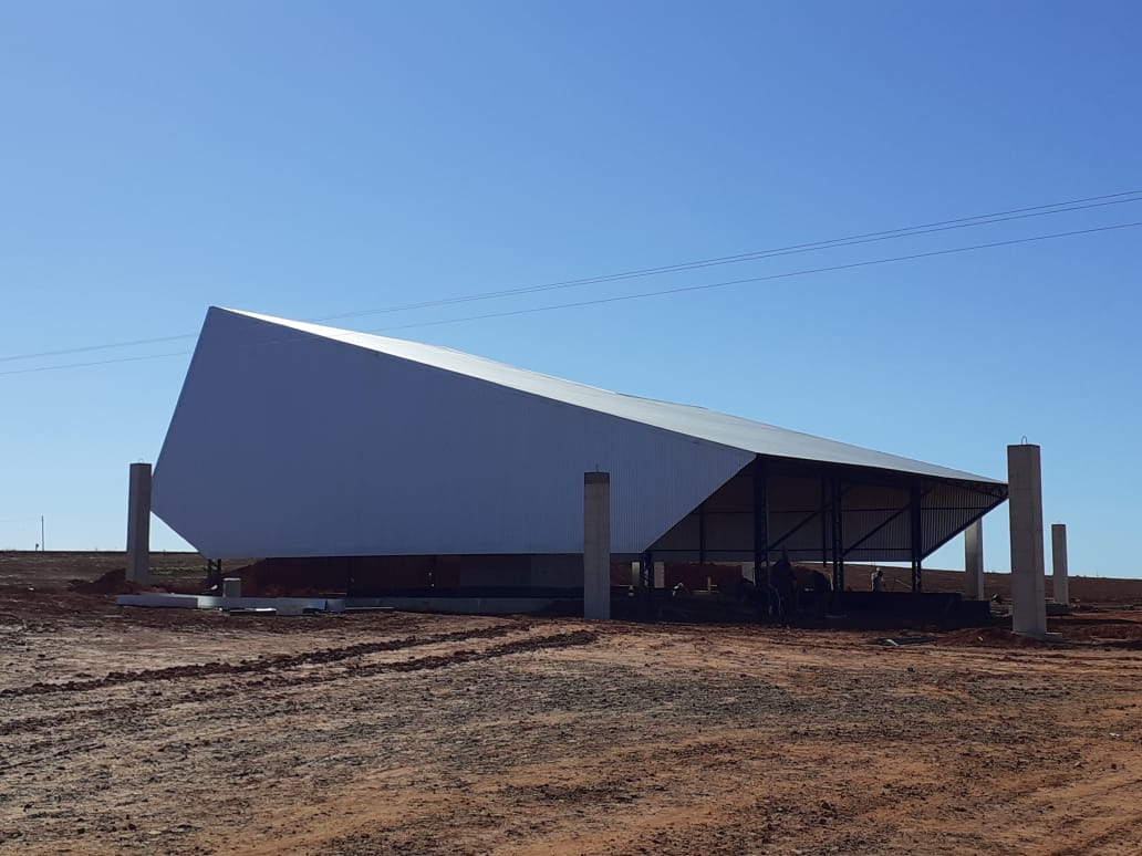Galpão de estrutura metálica industrial com cobertura para armazenagem agroindustrial