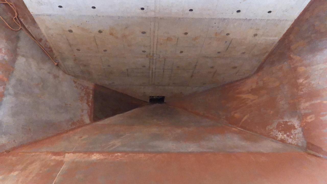 Interior de moega em concreto com fundo em V