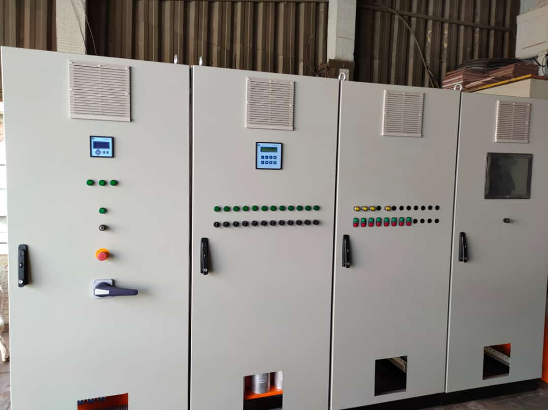 Conjunto de painéis elétricos de comando com IHM montados para unidade agroindustrial